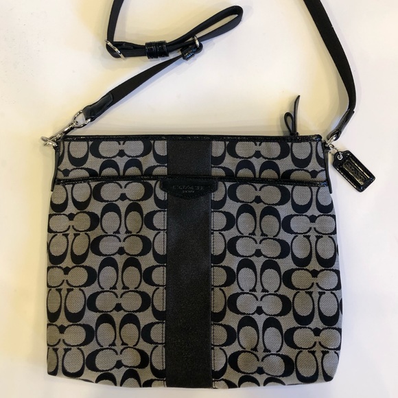 Coach Handbags - Coach Classic Print Women’s Shoulder Bag